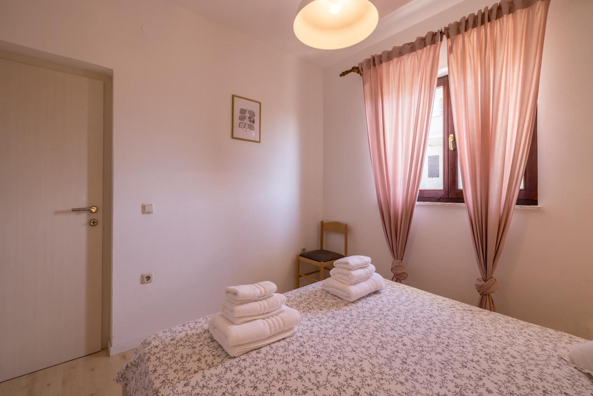 Holiday Home Krishto โตรกีร์ ภายนอก รูปภาพ