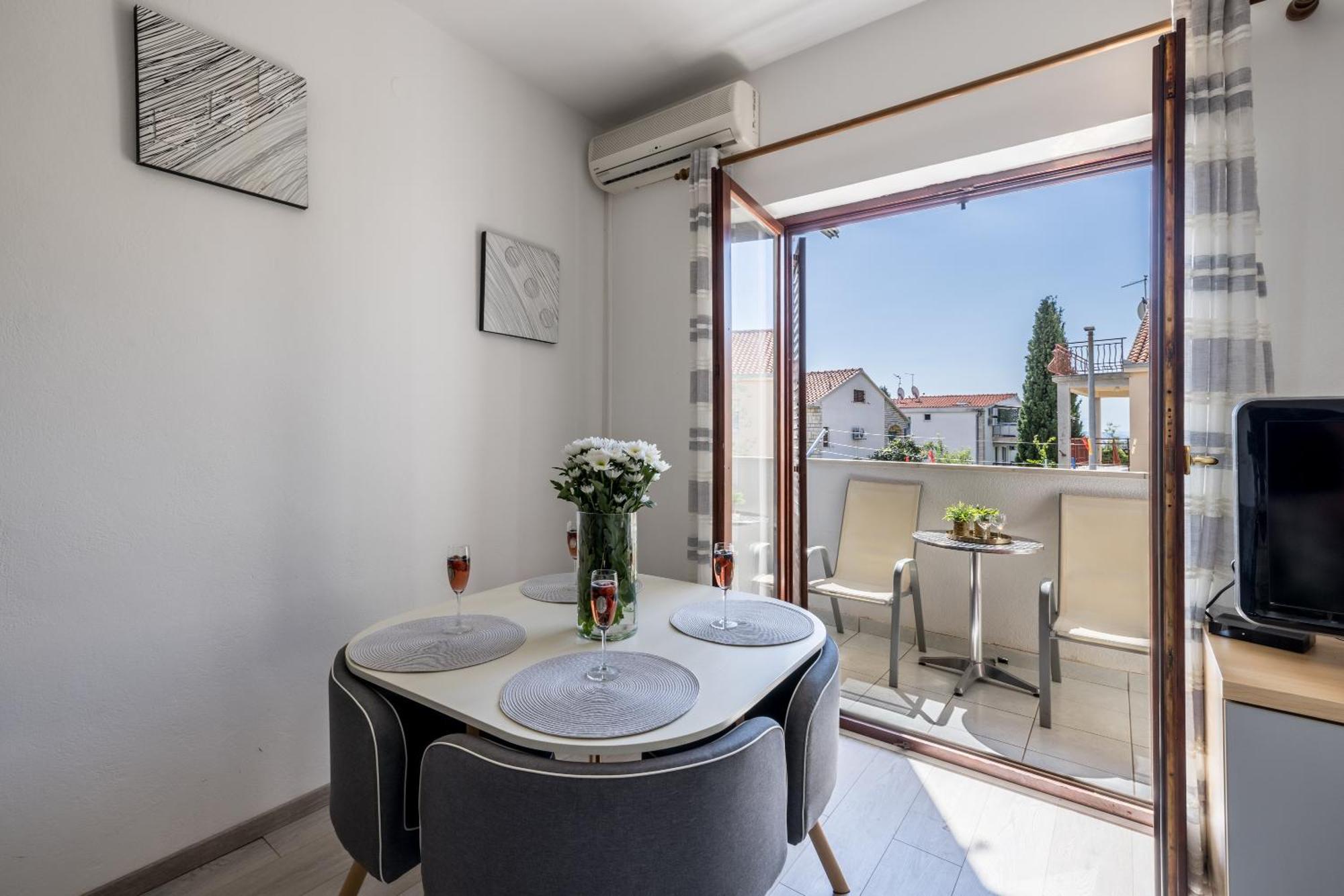 Holiday Home Krishto โตรกีร์ ภายนอก รูปภาพ